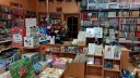 Widok osoby sprzedającej w księgarni.