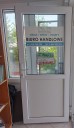 Widok na szyld reklamowy firmy OLOWINDOWS Sławomir Ołów znajdujący się na drzwiach wejściowych do biura oraz tabliczkę z godzinami pracy biura.