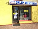 Szyld oraz witryna sklepu medycznego